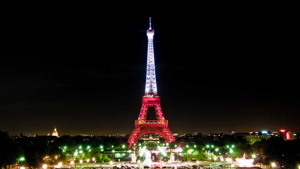 Tour Eiffel en rouge et blanc : Saison de la Turquie en France